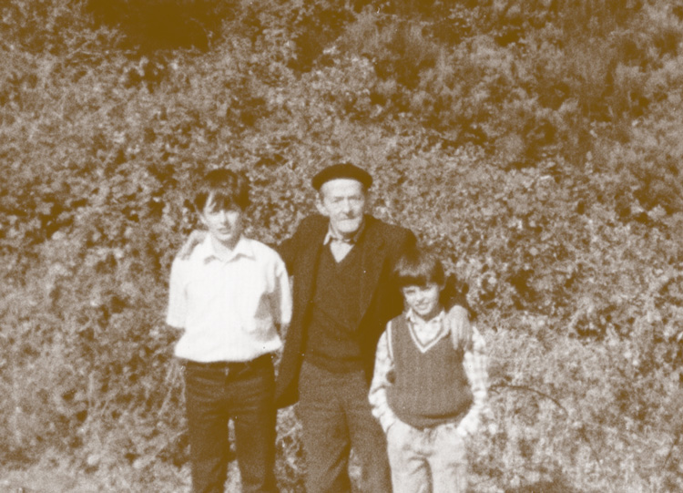 Manu y Marco con su abuelo en Tineo